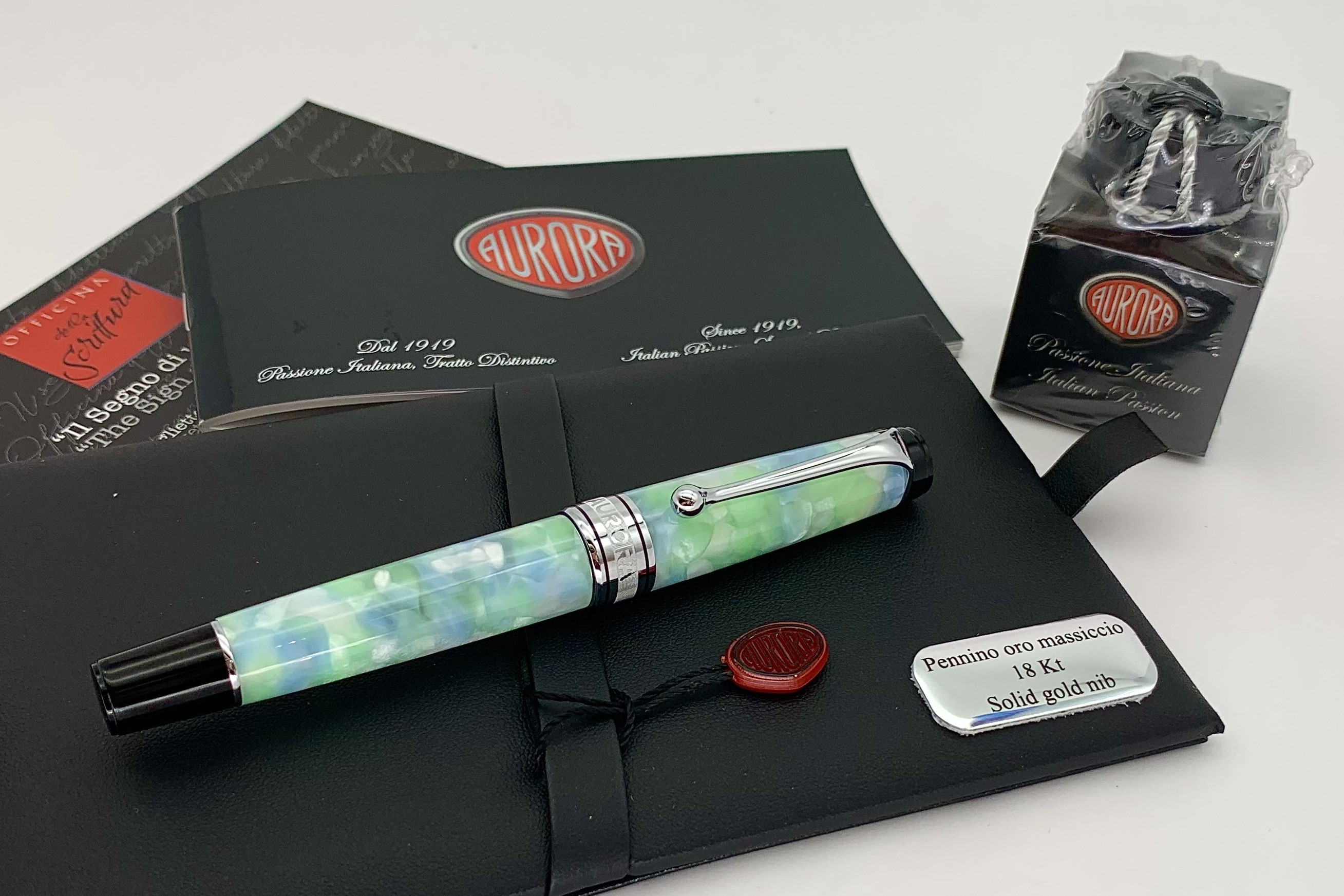 AuroraLimitedEditionOptimaCaleidoscopioLuceVerdeFountainPen_G